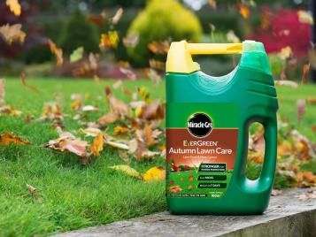 Miracle-Gro EverGreen Autumn Lawn Care spreader pack