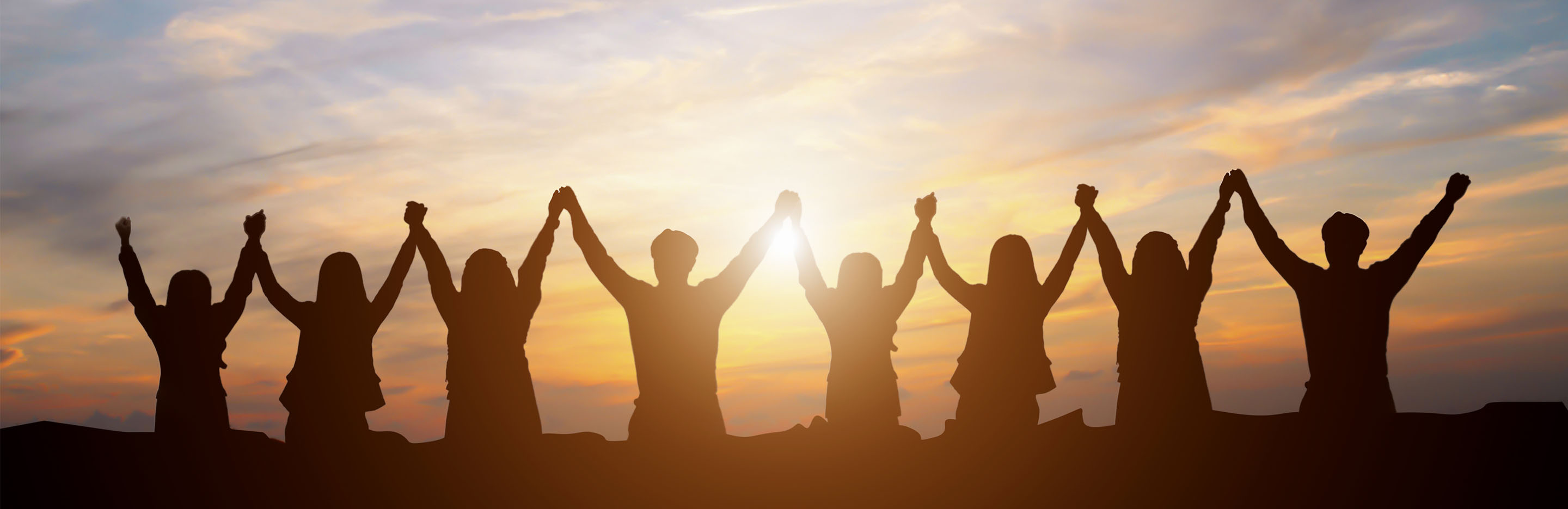 Menschen halten Hände zusammen hoch