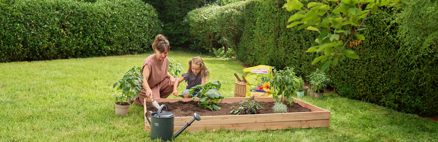 Mutter und Tochter im Bodenbeet