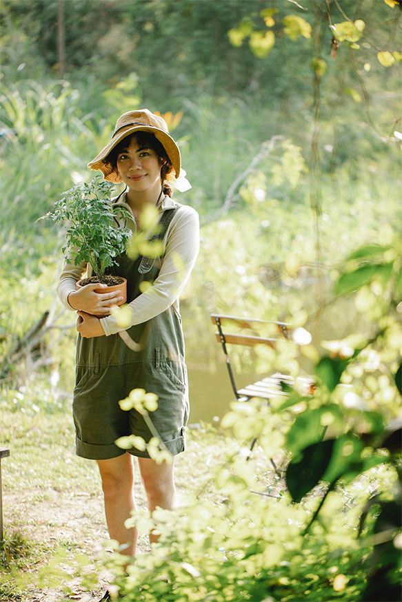 Utilisez le terreau qualitatif de Substral dans votre jardin. Idéal pour les débutants, il vous aide à cultiver des aromates et des légumes en parfaite santé. Notre terreau regorge de nutriments essentiels pour une croissance et un épanouissement vigoureux de vos plantes. Commencez aujourd'hui encore!