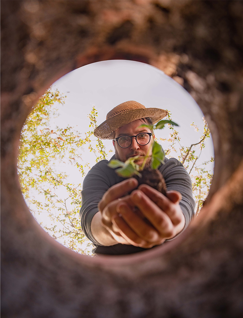 Transformeer je tuin met SubStral's Bio-Universele potgrond. Het is verrijkt met essentiële voedingsstoffen voor een optimale groei en biedt onverslaanbare resultaten voor alle soorten planten. Haal de jouwe vandaag nog en begin te groeien als een expert!