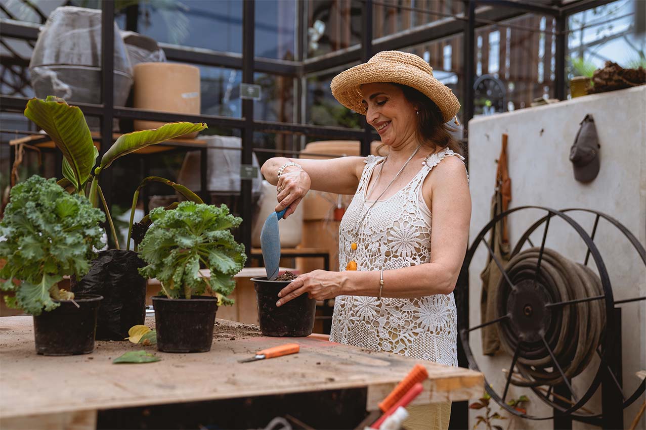 Begin je tuinreis goed met Substral potgrond. Onze hoogwaardige grond is speciaal samengesteld om uw bodemstructuur te verbeteren en wortelgroei te bevorderen, wat resulteert in weelderige, gezonde planten en overvloedige oogsten. Maak je klaar om te beginnen met groeien!