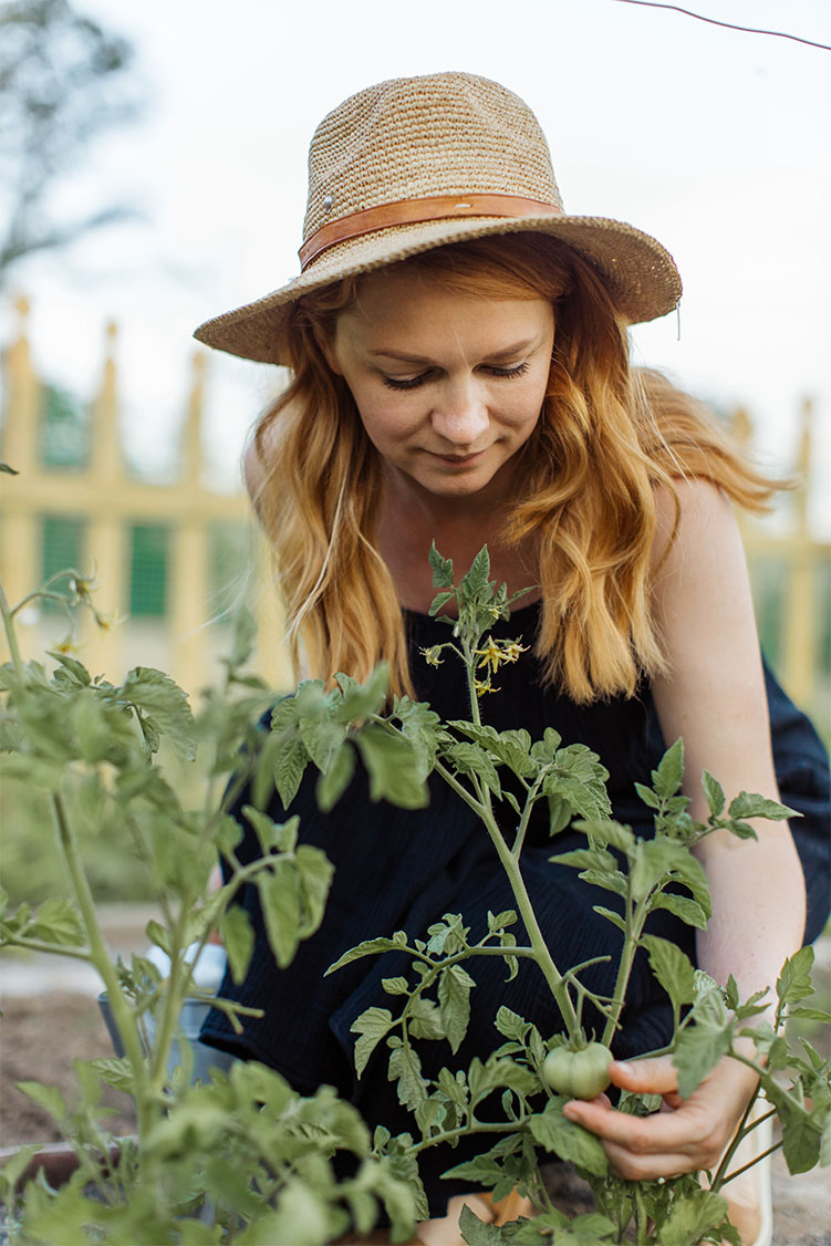 Haal het beste uit uw tuin met Substral Naturen moes-en siertuin. Onze biologische bodemverbeteraar bevat natuurlijke mineralen, humus en voedingsstoffen om u te helpen bij het creëren van weelderige, productieve tuinen met levendige kleuren. Begin nu met het kweken van gezonde groenten.