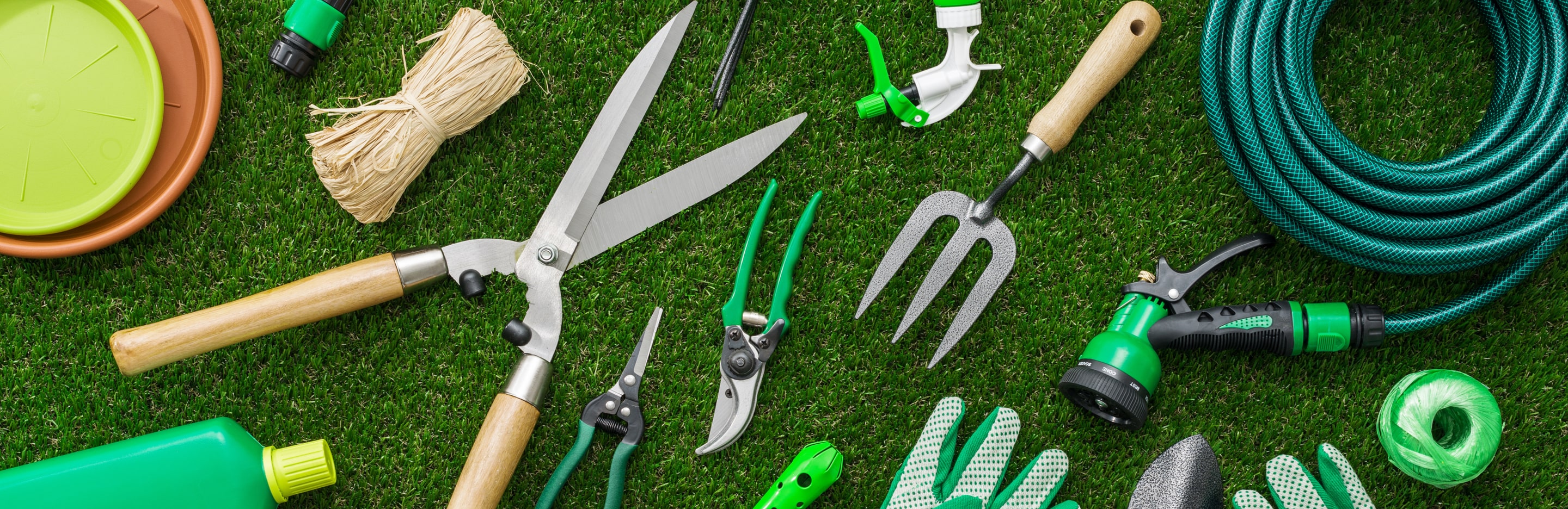 Jak uratować trawnik - narzędzia ogrodnicze