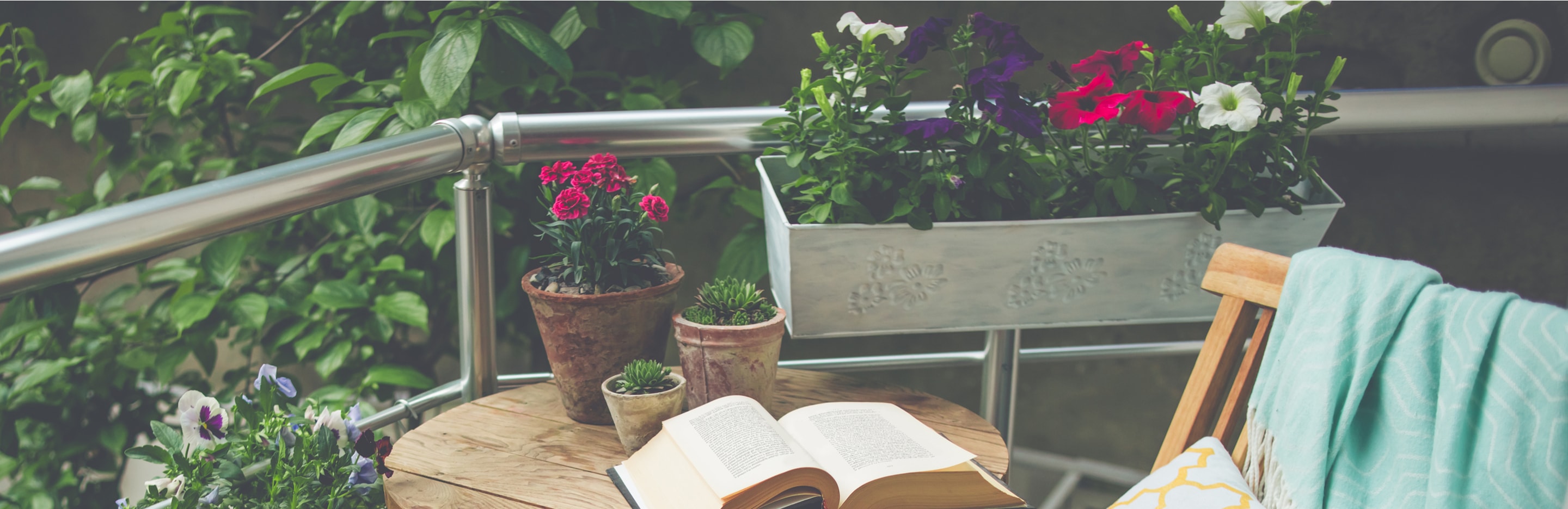 Piękny balkon z kwiatami