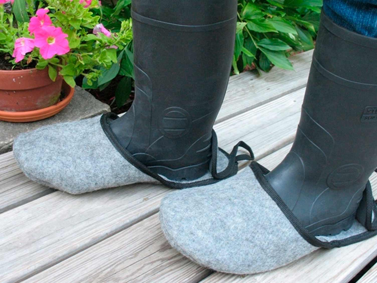 UK_gadgets-02-big-foot-pushover-slippers.jpg Big Foot garden overslippers