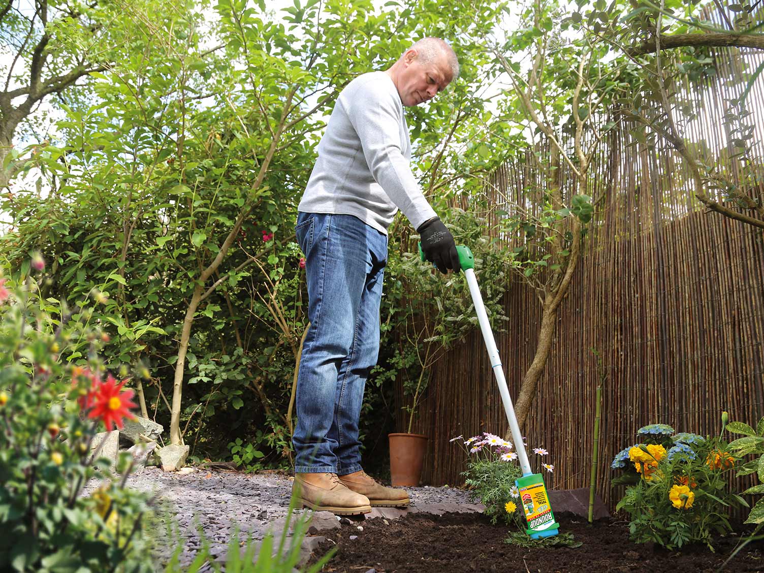 UK_using-roundup-gel.jpg Weeding using Roundup Gel