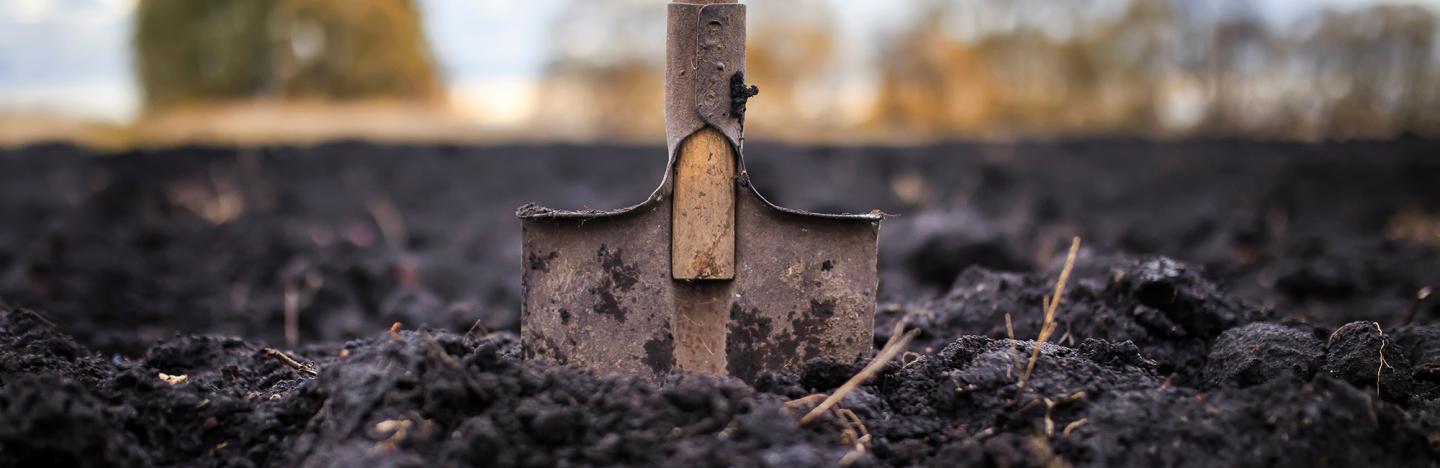 Duurzaam aankoopbeleid voor potgronden bij Evergreen Garden Care spade in de grond