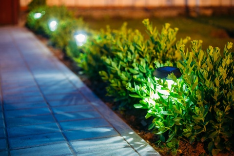 Quelle lampe solaire installer dans son jardin pour éclairer la nuit ?