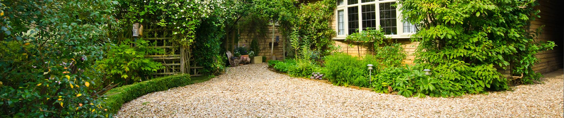 Voorbeeld van een goed onderhouden oprit bij charmante cottage woning