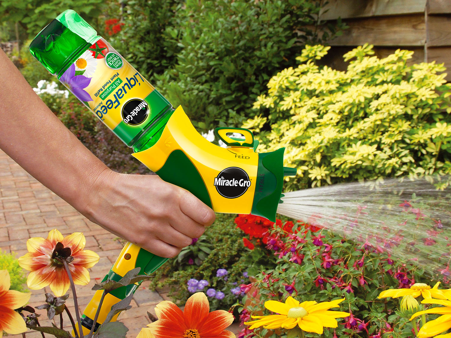UK_miracle-gro-liquafeed-in-use.jpg Miracle-Gro LiquaFeed plant feeder system in use