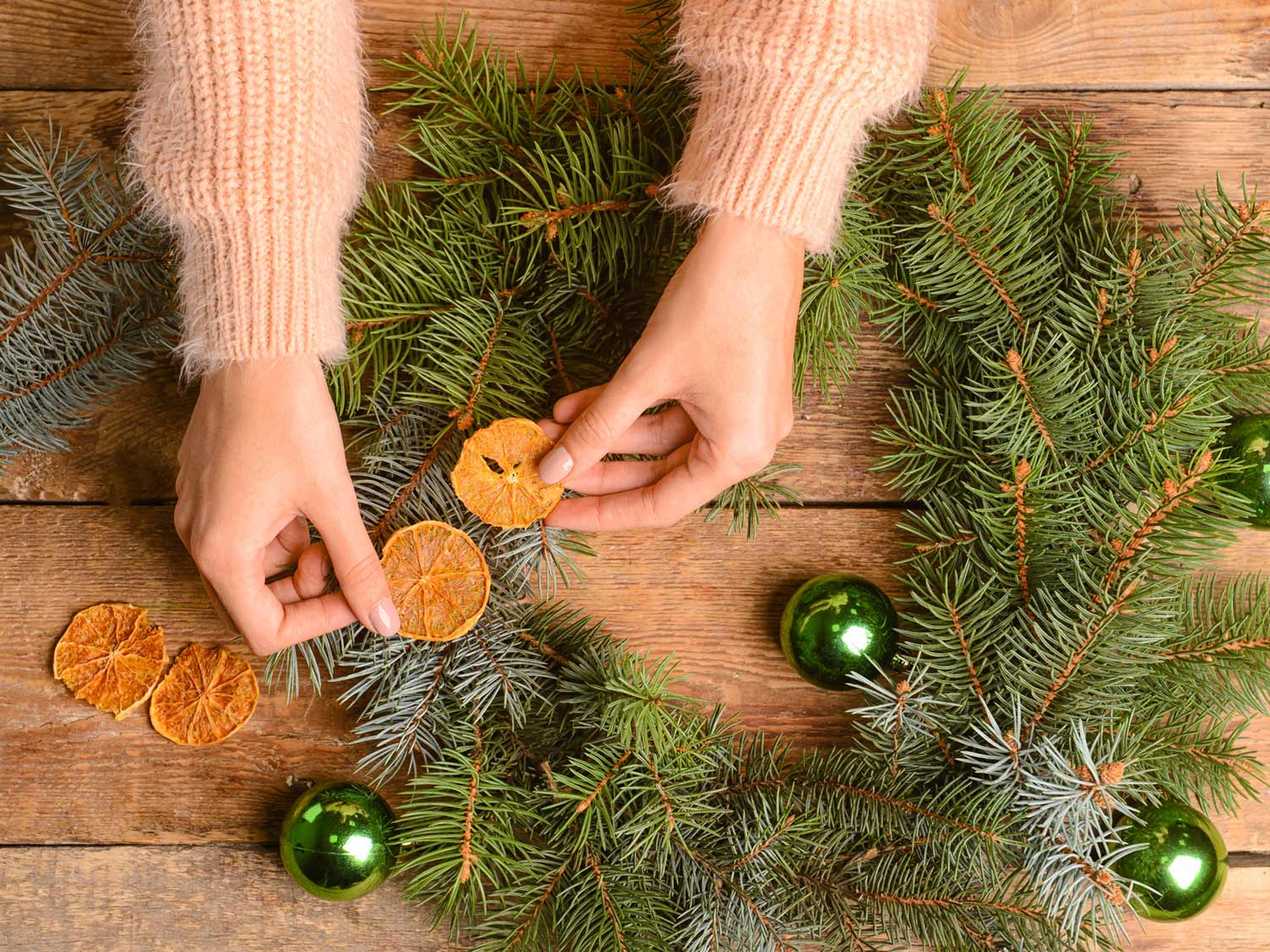 Decorating the Christmas wreath with dried citrus fruits