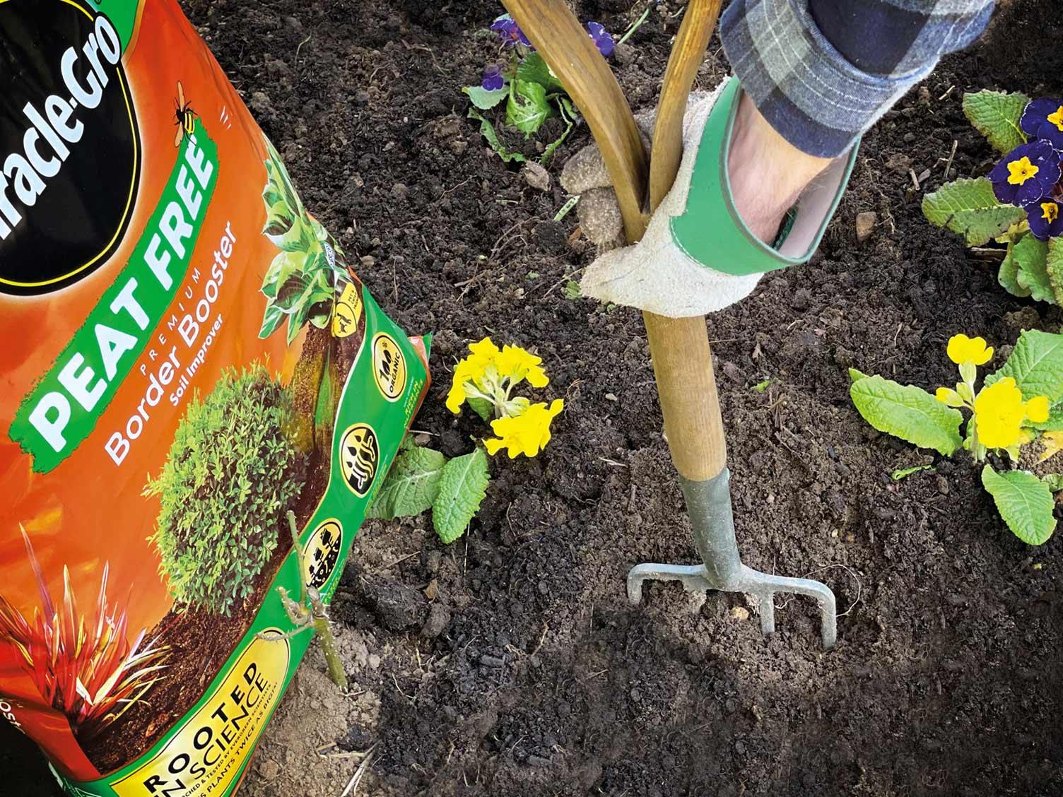 lifestyle-miracle-gro-peat-free-border-booster-compost-40l-119787-v7.jpg Border Booster Compost in use