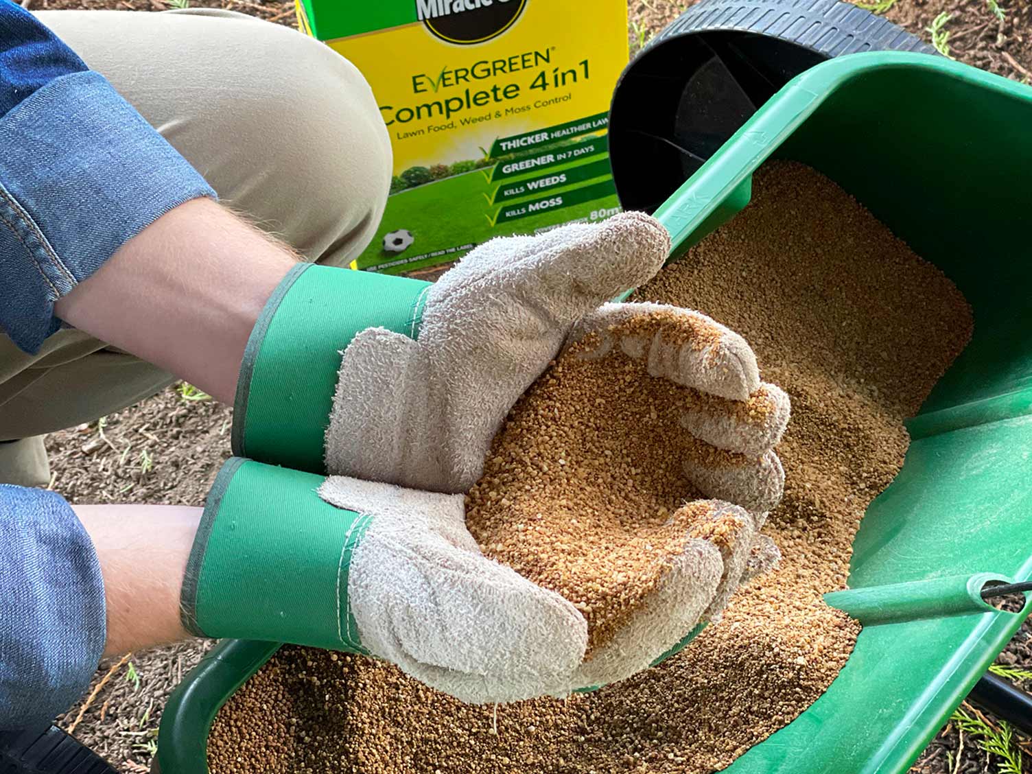 miracle-gro-complete-in-hands.jpg Miracle-Gro EverGreen Complete 4in1 being used in a lawn spreader