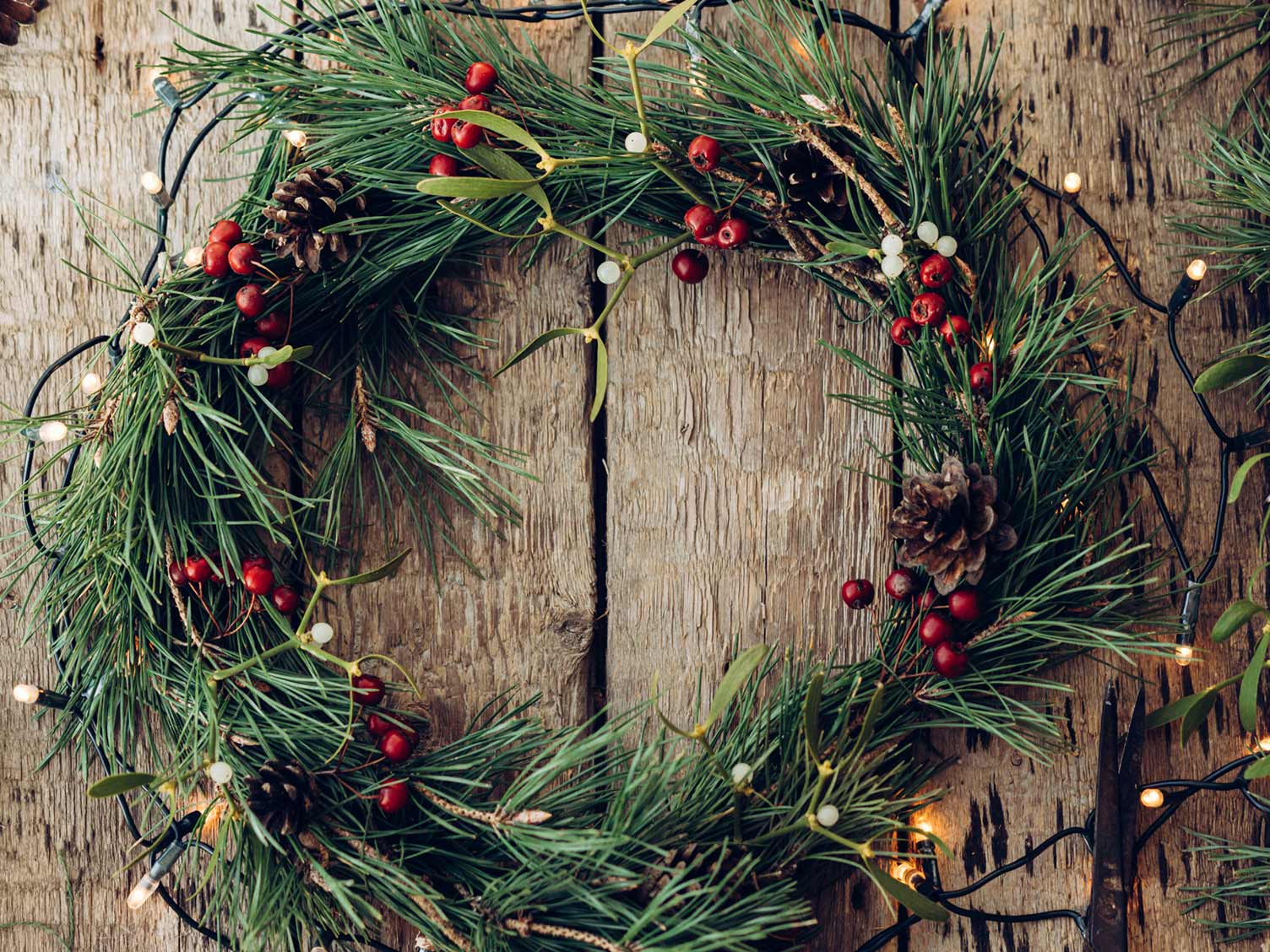 Pine cone and mistletoe light wreath idea