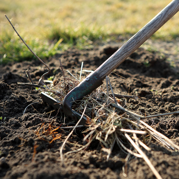 harken-in-de-tuin.jpg Substral® Potgrond Turfvrij gaten opvullen
