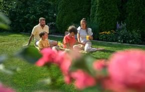 Familie picknickt im Garten