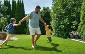 Familie genießt ihren Rasen