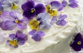 Edible flower cake