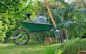 Kruiwagen met tuinafval