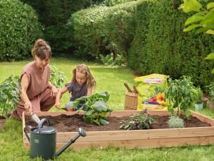 Mutter und Tochter im Bodenbeet