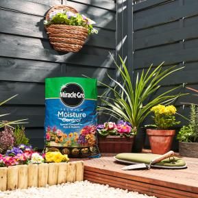 Miracle-Gro® Premium Moisture Control Compost for Pots & Baskets image 2