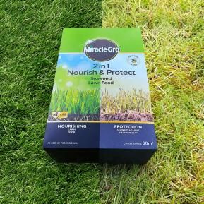 Miracle-Gro® 2 in 1 Nourish & Protect Seaweed Lawn Food image 2