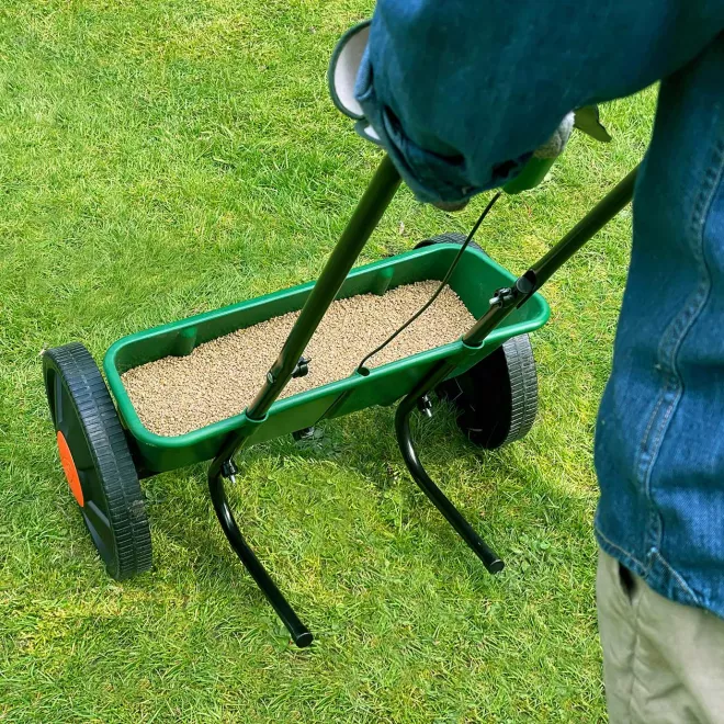 Miracle-Gro® Drop Spreader image 3