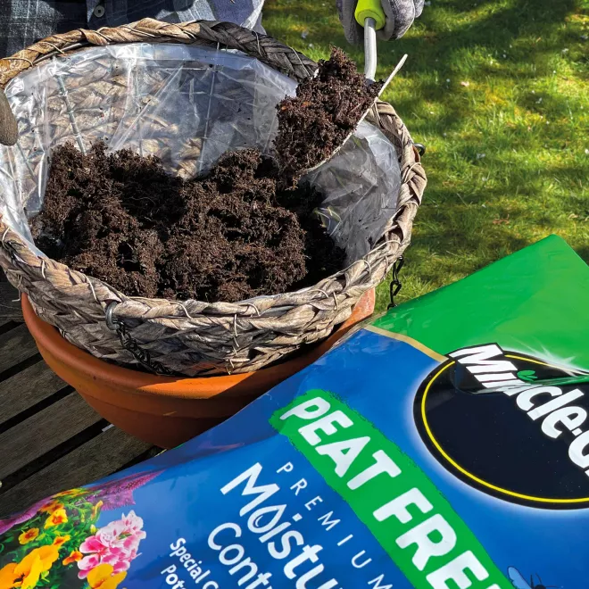 Miracle-Gro® Peat Free Premium Moisture Control Compost for Pots & Baskets image 2