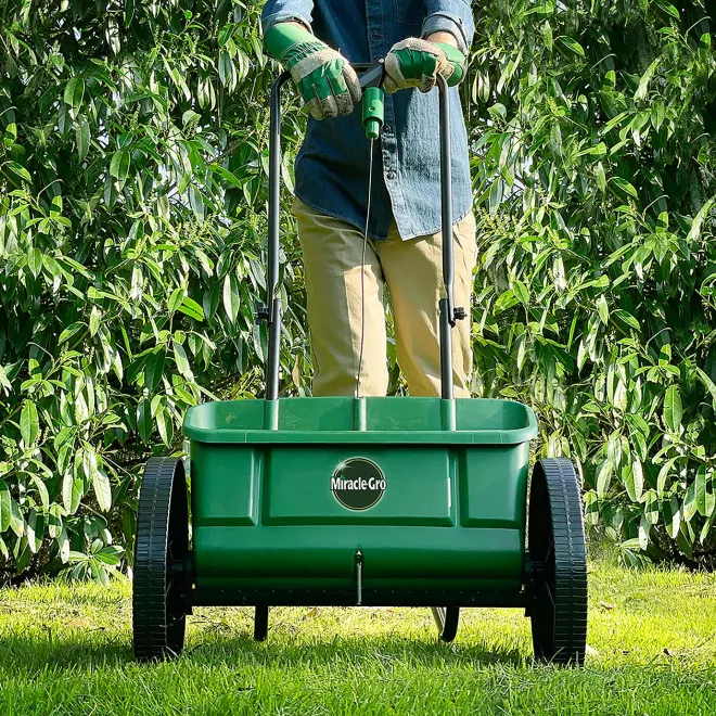 Miracle-Gro® Drop Spreader image 4