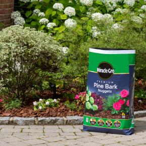 Miracle-Gro® Premium Pine Bark Nuggets image 3