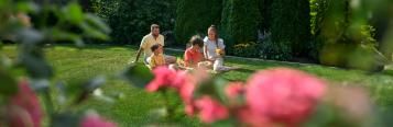 Familie picknickt im Garten
