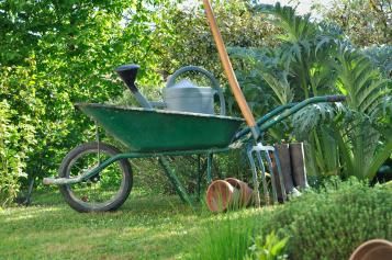 Kruiwagen met tuinafval