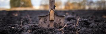 Duurzaam aankoopbeleid voor potgronden bij Evergreen Garden Care spade in de grond