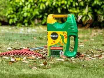 Miracle-Gro Autumn Lawn Care spreader