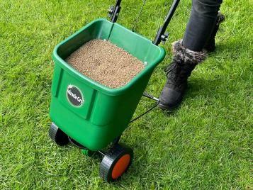 Miracle-Gro Rotary Lawn Spreader