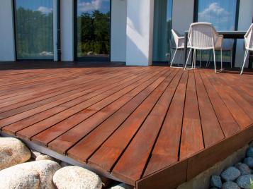 Modern garden decking design