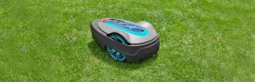 Hier ist ein Gardena Mähroboter auf einem grünen Rasen.