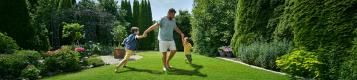 Familie genießt ihren Rasen